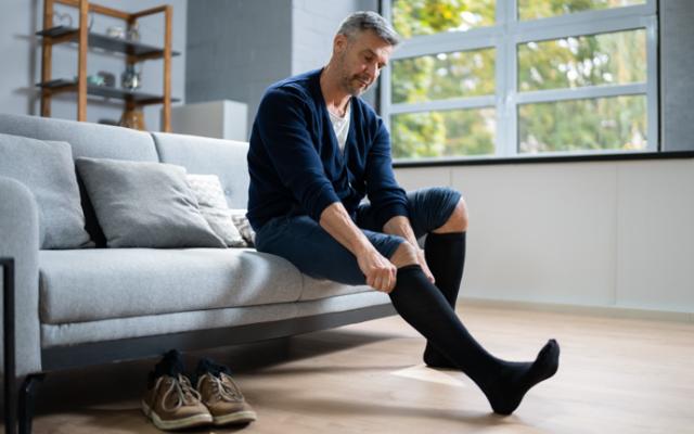 Persona mostrando cómo prevenir las varices.