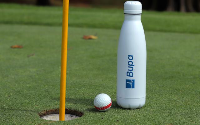 acercamiento de agujero de golf con marca Bupa