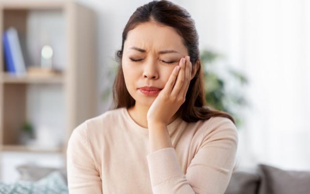 Mujer que no sabe qué es bueno para el dolor de muelas.