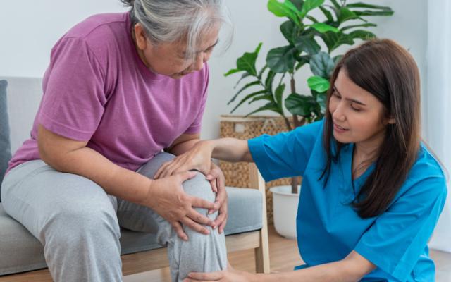 Enfermera ayuda a mujer con artrosis