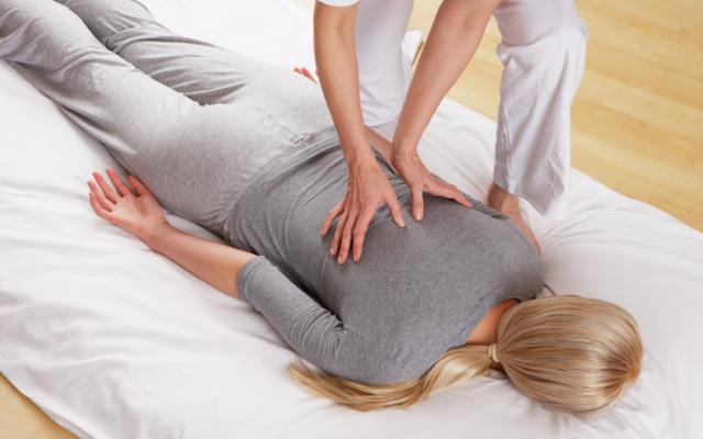 Médico mostrando qué es el shiatsu