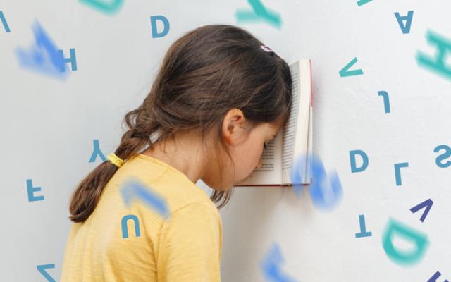 niña con dislexia trata de leer