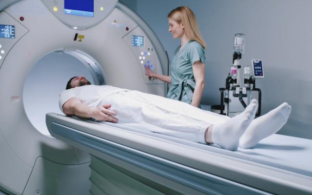 hombre en prueba de diagnóstico por imágenes