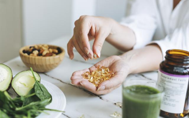 Mujer consume suplementos de vitamina D