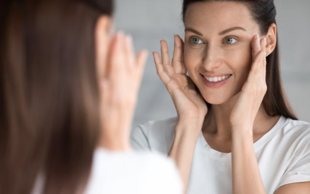 Mujer comprueba beneficios del colágeno