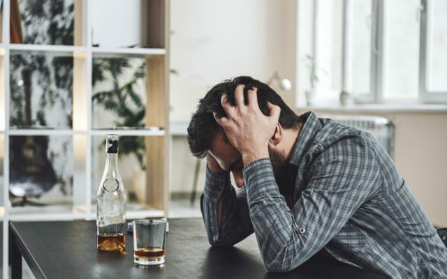 Hombre con problemas de alcoholismo