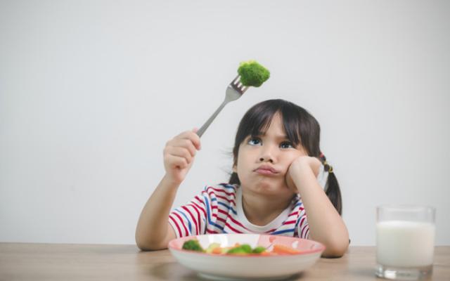 Niña rechaza la comida