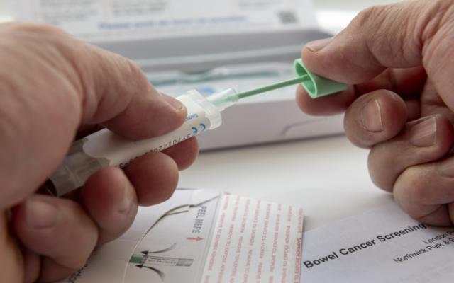 Persona con prueba de colon 