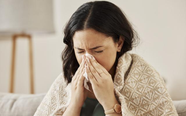 Persona con síntomas de alergia invernal