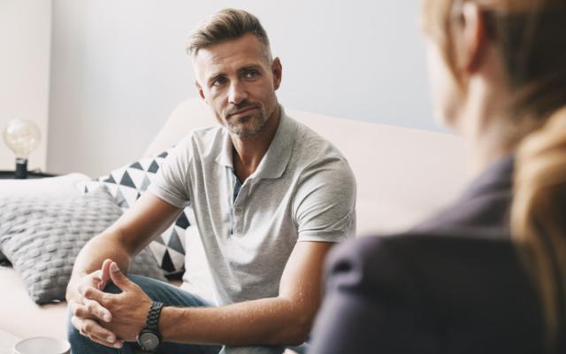 Hombre habla de bloqueo emocional con psicólogo 