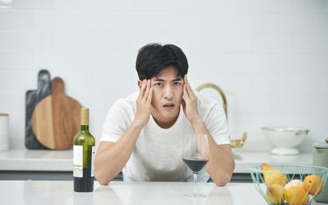 Hombre con problemas de memoria por consumo de alcohol