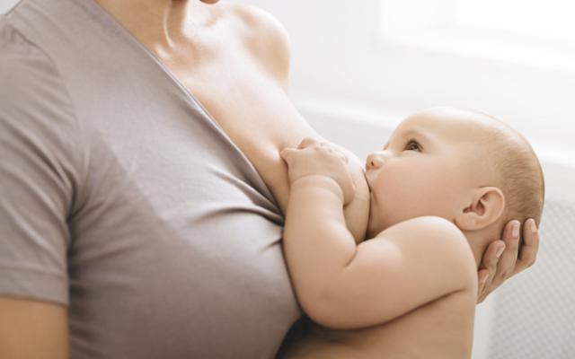 Bebé tomando pecho