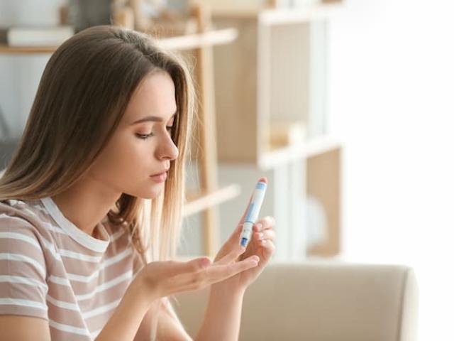 woman with diabetes taking insulin