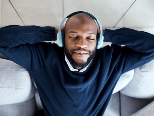 hombre escuchando música