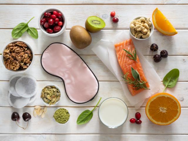Mesa con alimentos ricos en melatonina.