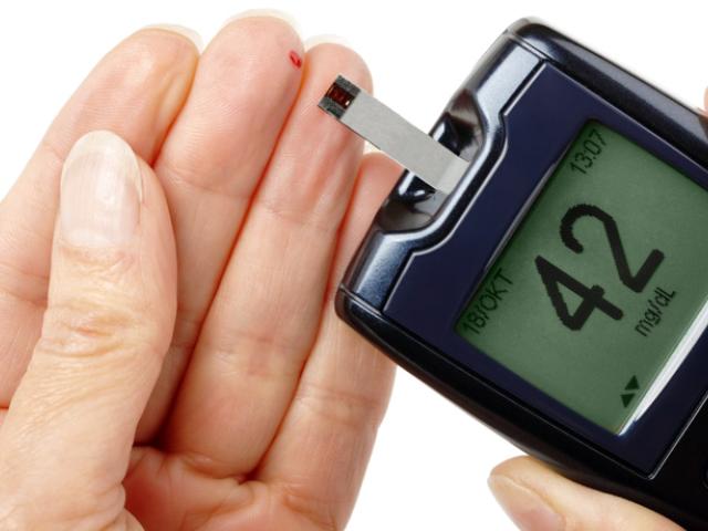 persona midiendo el nivel de azucar en sangre