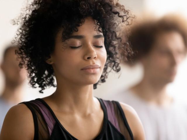 Mujeres realizando la respiración 4-7-8.