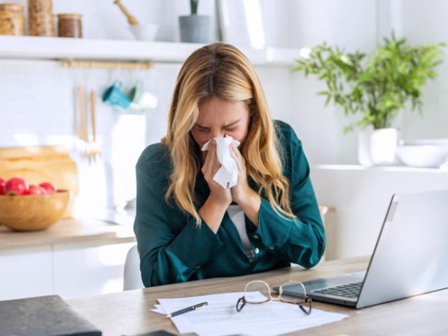 Mujer estornudando a pesar de no estar resfriada