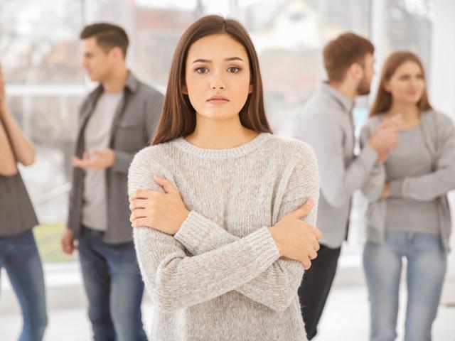 Chica sin saber cómo superar la ansiedad social.