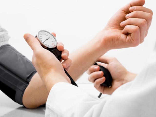 Médico analizando a paciente que no toma alimentos que bajan la tensión.