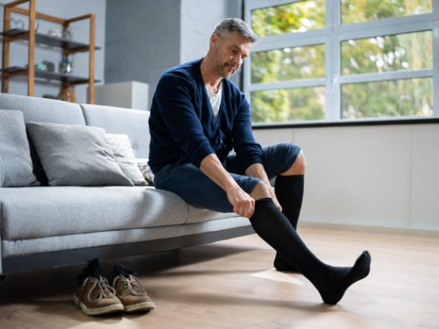 Persona mostrando cómo prevenir las varices.