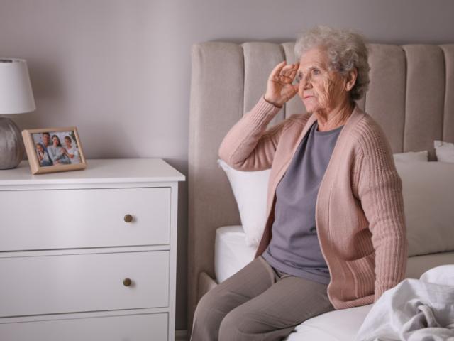 Mujer mayor con deterioro cognitivo grave.