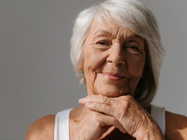Imagen de los efectos del tabaco en la piel de una mujer mayor. 