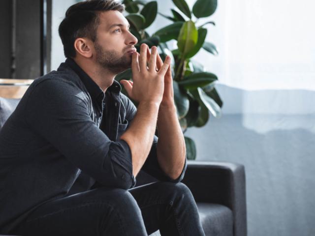 hombre con ansiedad 