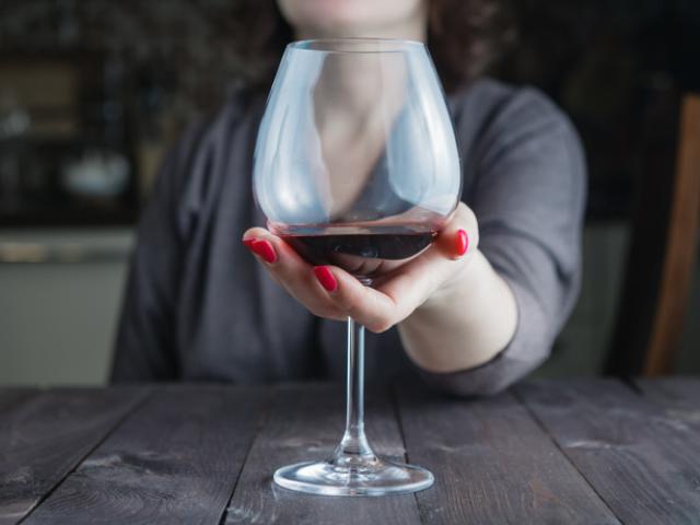 mujer con copa de vino