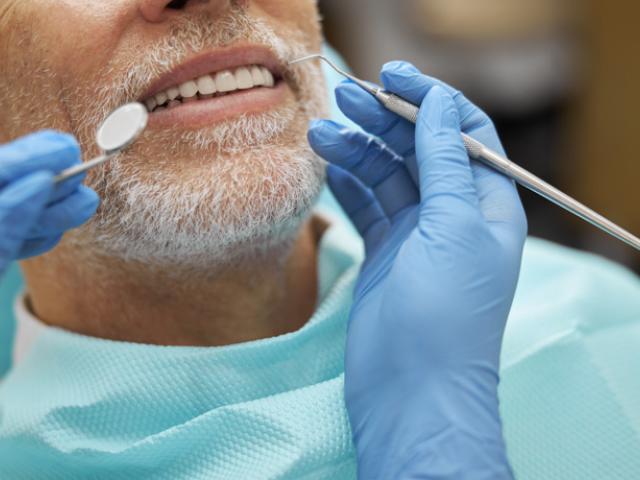 dentista evalúa pérdida dental en paciente