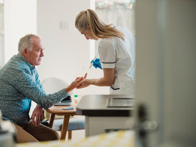 Enfermera evalúa a paciente con prediabetes