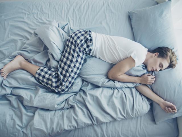 Hombre duerme en posición fetal