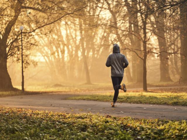 Hombre hace ejercicios temprano en ayunas
