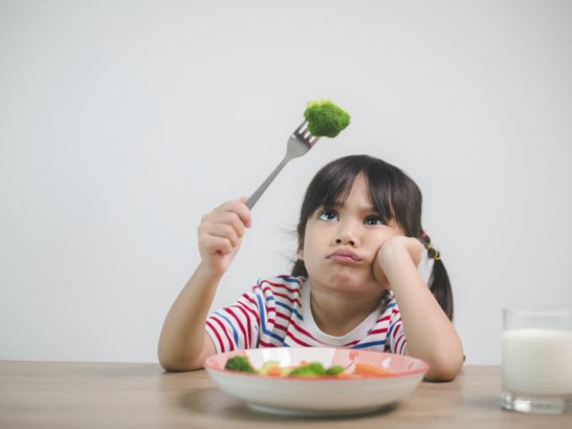 Niña rechaza la comida