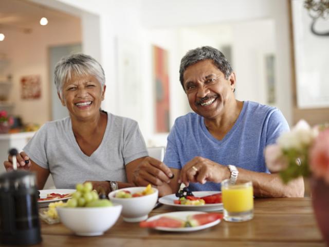 Pareja se alimenta de forma saludable