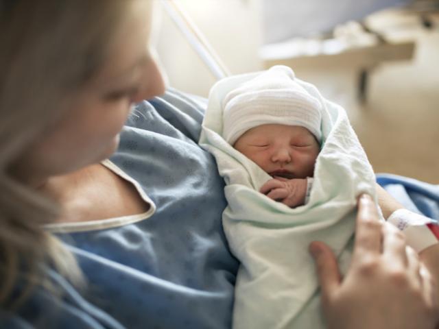 Mujer con su hijo recién nacido