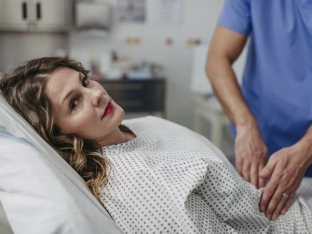 Mujer en el médico por posible aborto espontáneo