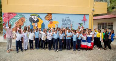 Los niños y docentes de la escuela Emma Balaguer celebrando su cosecha