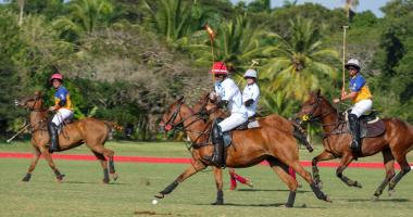 Equipos de polo jugando en la 10ª Copa Anual de Polo Británica